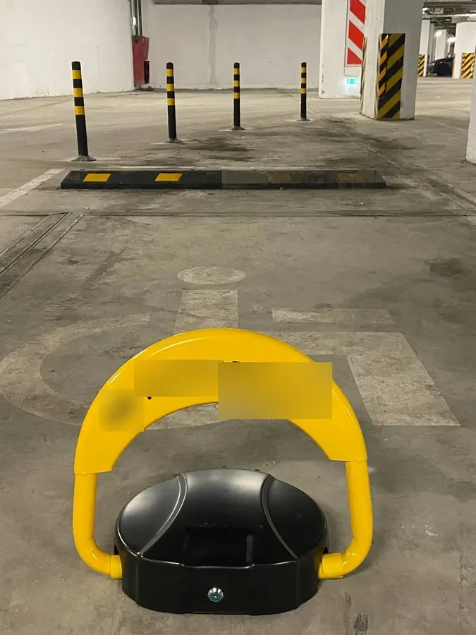 Lockable parking barrier in an underground car park