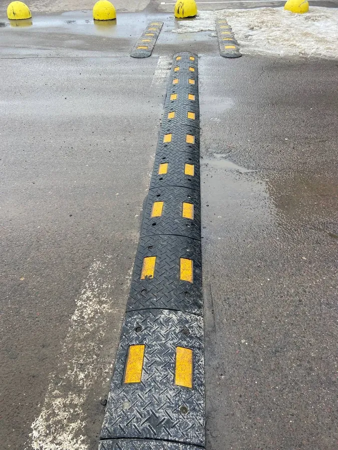 Rubber speed bump with reflectors, ready for traffic